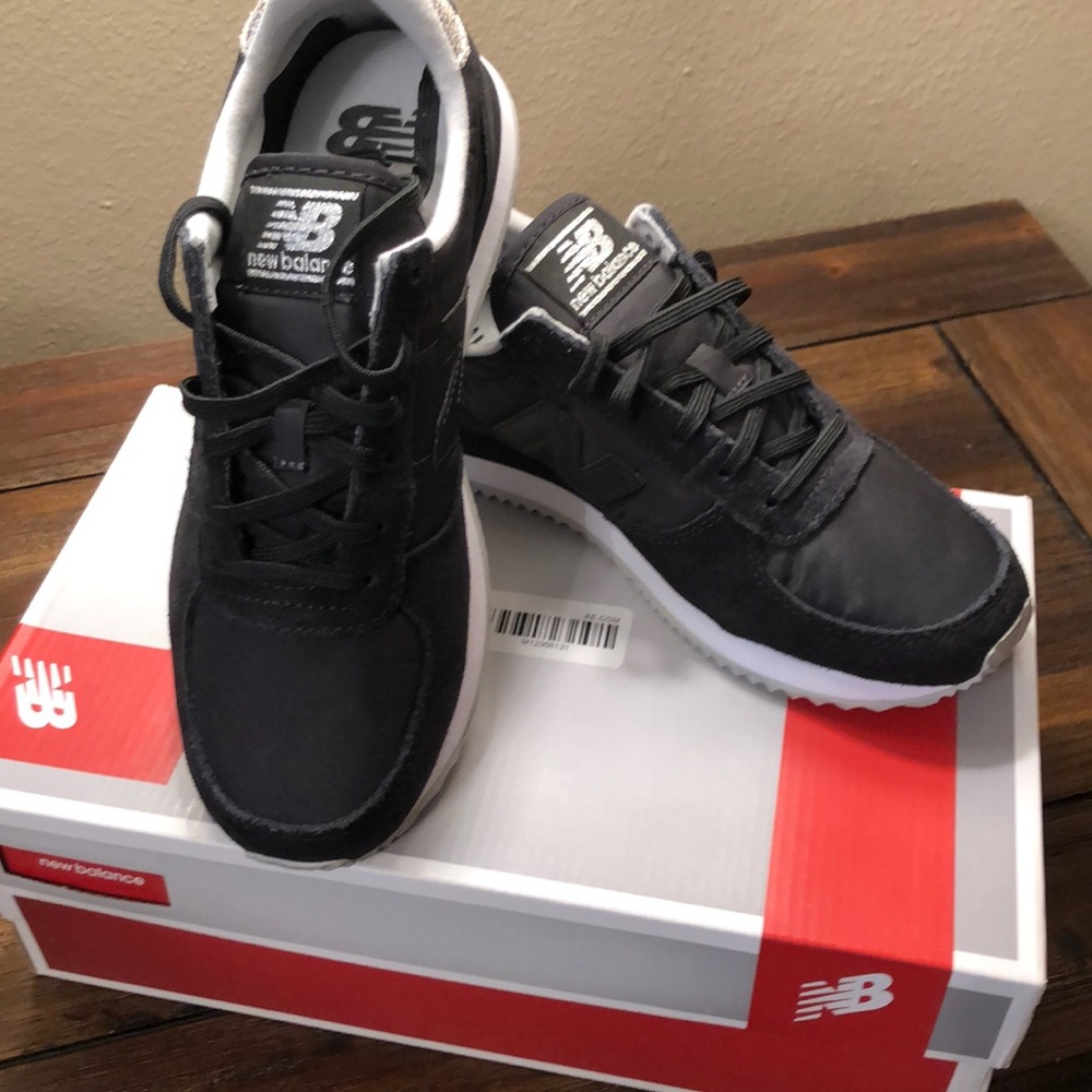 New Balance tennis shoes